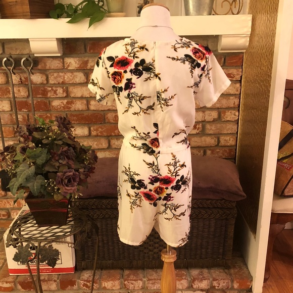 •NWOT• White Floral Romper - Picture 3 of 6